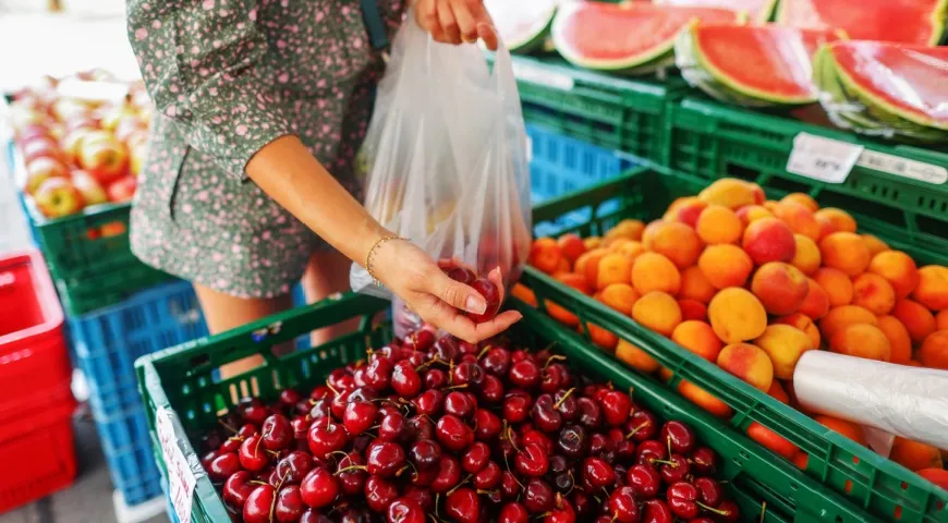 Odborníci radí nakupovat třešně na velkých trzích a v supermarketech, od nákupu 