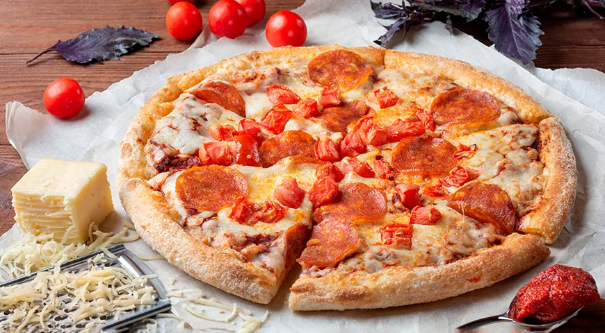 Pizza s rajčaty a feferonkami