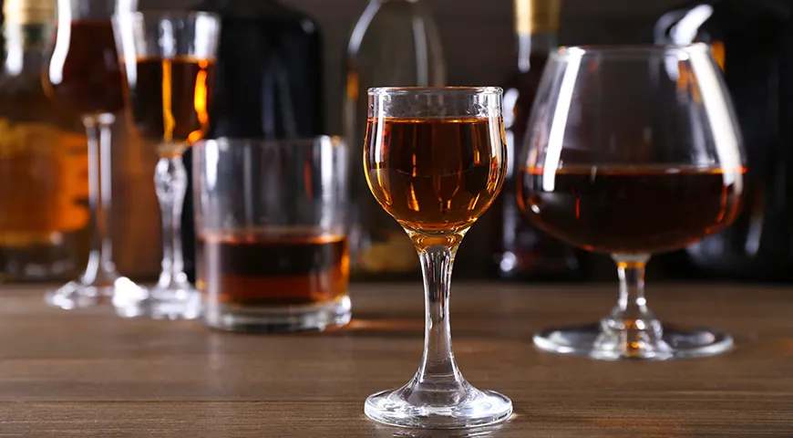 Whisky se vyrábí z obilí, zatímco brandy z hroznů.