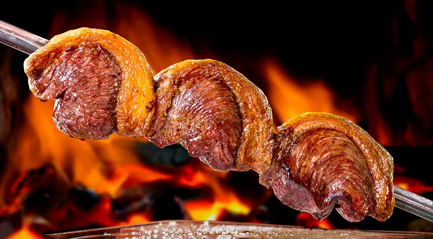 Během smažení se tuk, který steak picanha obklopuje, promění v křupavou kůrčičku. 