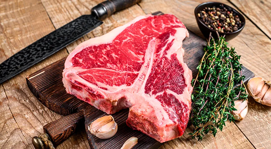 Průměrný steak porterhouse váží 600-700 g, takže ho můžete připravit nejméně pro dvě osoby.