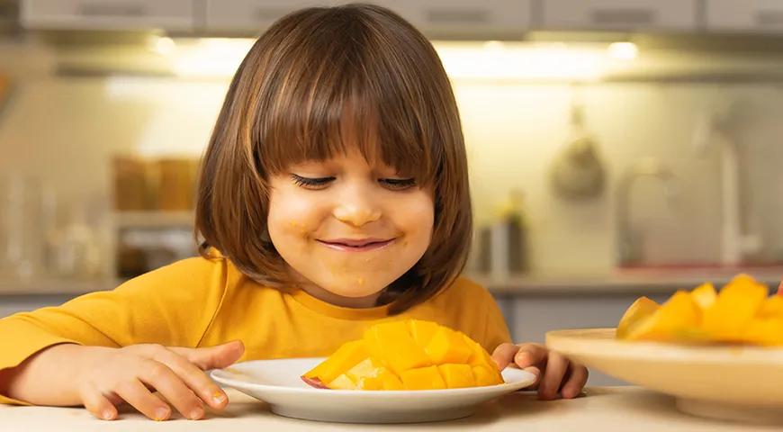 Zralé mango se obvykle konzumuje čerstvé, po předchozím odříznutí slupky a odstranění pecky.