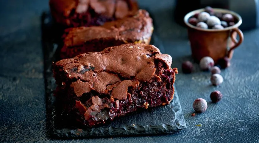 Brownies s hořkou čokoládou a černým rybízem