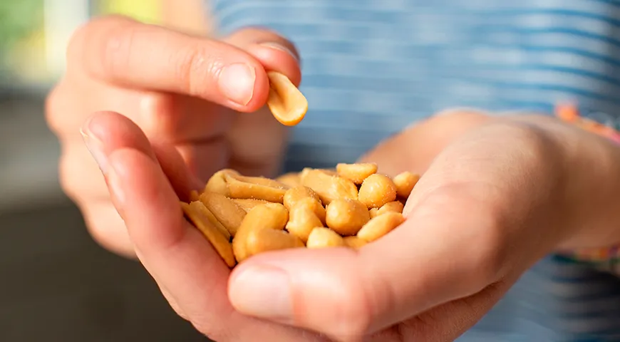 Arašídy mají vysoký obsah fytosterolů, což jsou tuky, které pomáhají snižovat hladinu cholesterolu v těle.