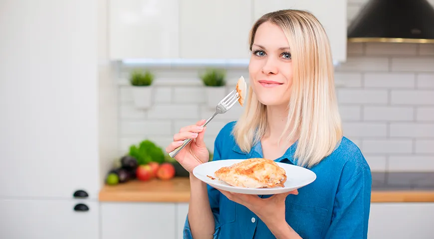 Na rozdíl od monodiety obsahuje klasická kuřecí dieta kromě drůbežího masa také tuky, sacharidy a vlákninu.