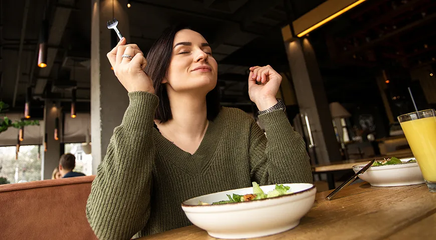 Při jídle je důležité cítit chuť a pocit sytosti, proto není dobré jíst při čtení zpráv nebo prohlížení sociálních médií, což vás obvykle odvádí od jídla samotného.