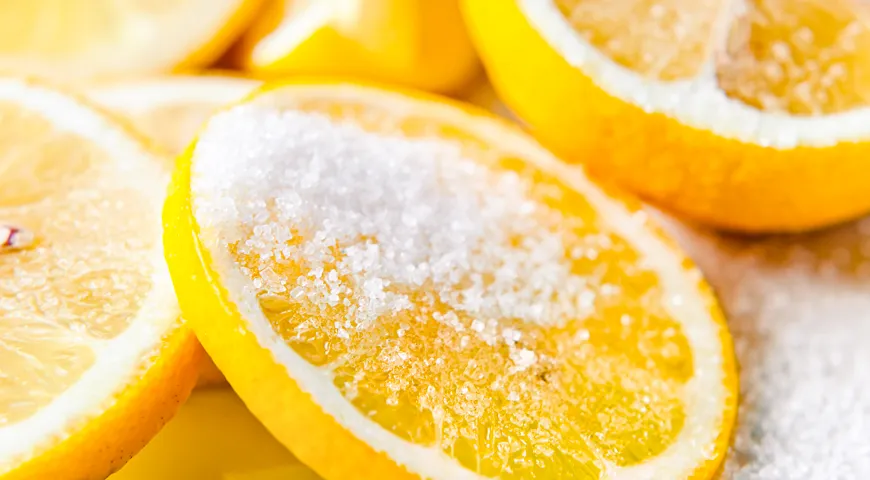 Plátky citronů uložené v cukru lze přidávat do čaje a limonád.