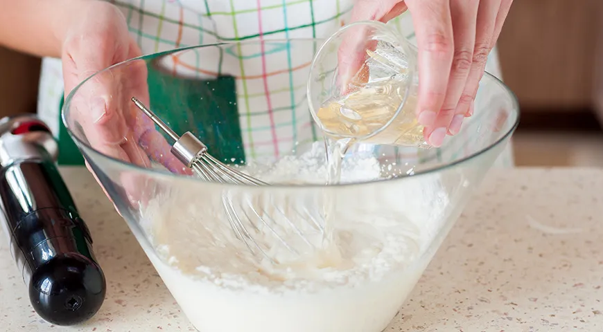 Při přípravě cheesecaku se želatinová směs přidává jako poslední.