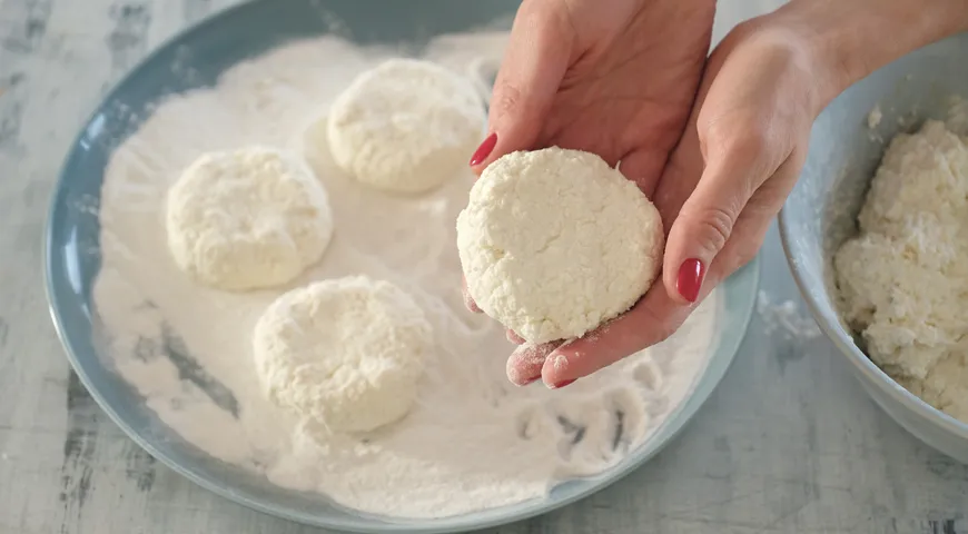 Tvarohové koláčky nemusíte válet. Ale rozdrobené cheesecaky vypadají mnohem lépe. Nejtenčí kůrka se dělá z kukuřičného škrobu nebo rýžové mouky.