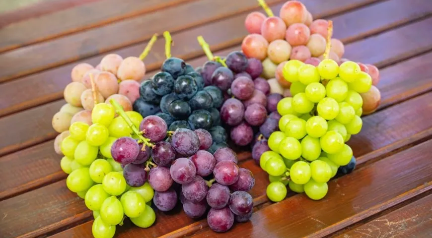 Zelené hrozny nejsou tak bohaté na antioxidanty jako tmavé odrůdy, ale mají nižší obsah alergenů a kalorií. 