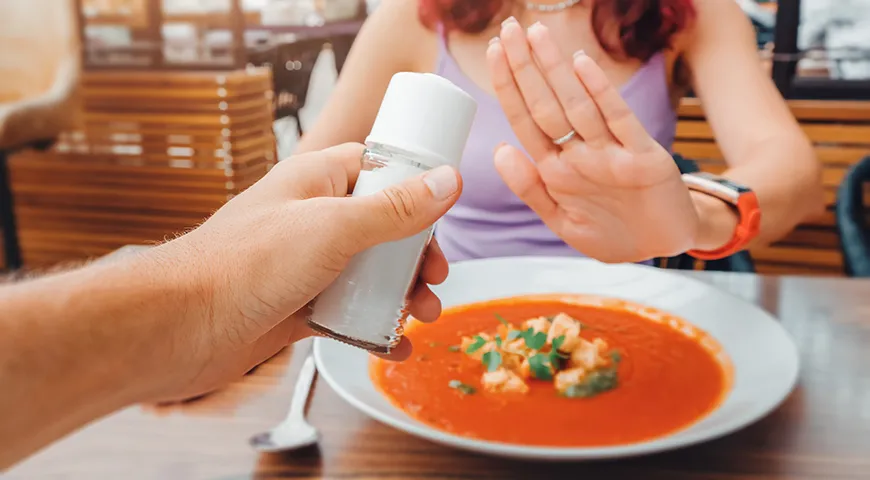 Francouzská dieta by měla omezit používání soli a koření, které ji obsahují.