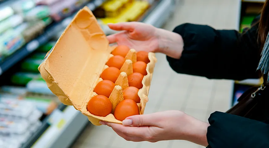 Před nákupem vajec otevřete krabici a zkontrolujte, zda jsou všechna vejce celá, bez prasklin a poškození.